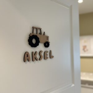 Håndlaget, personlig navneskilt med traktor til barnerommet.