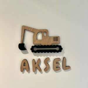 Et personlig navneskilt med gravemaskin til barnerommet.