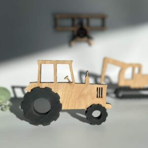 En closeup av håndlagde figurer - traktor, gravemaskin og fly.