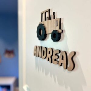 Navneskilt på barneromsdøren - Andreas med traktor figur.