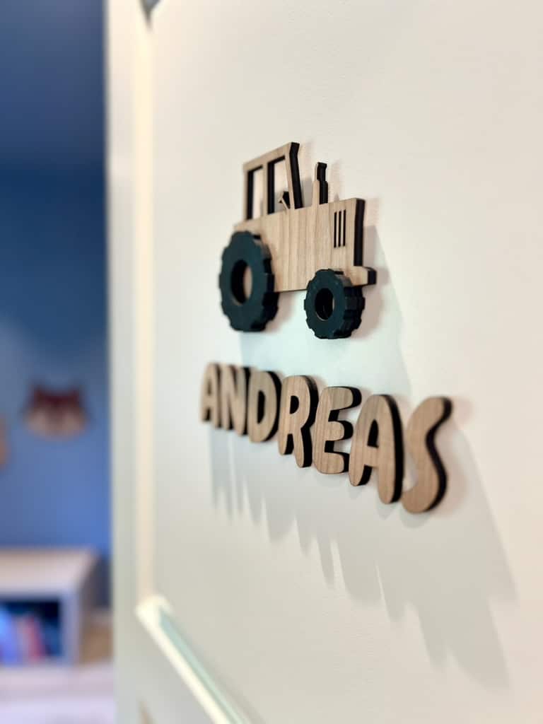 Navneskilt på barneromsdøren - Andreas med traktor figur.