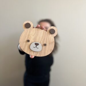 Christina holder en håndlaget bamse som er perfekt til barmerommet.