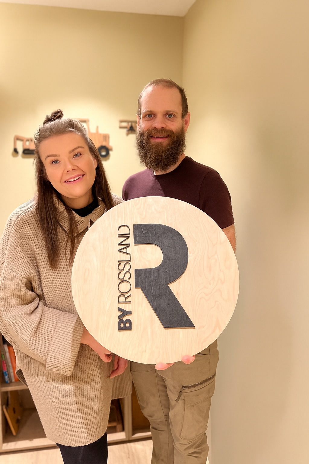 Personlig navneskilt og veggdekor som er perfekt til barnerommet, laget av småbarnsforeldre Christina og Fredrik i Bergen.