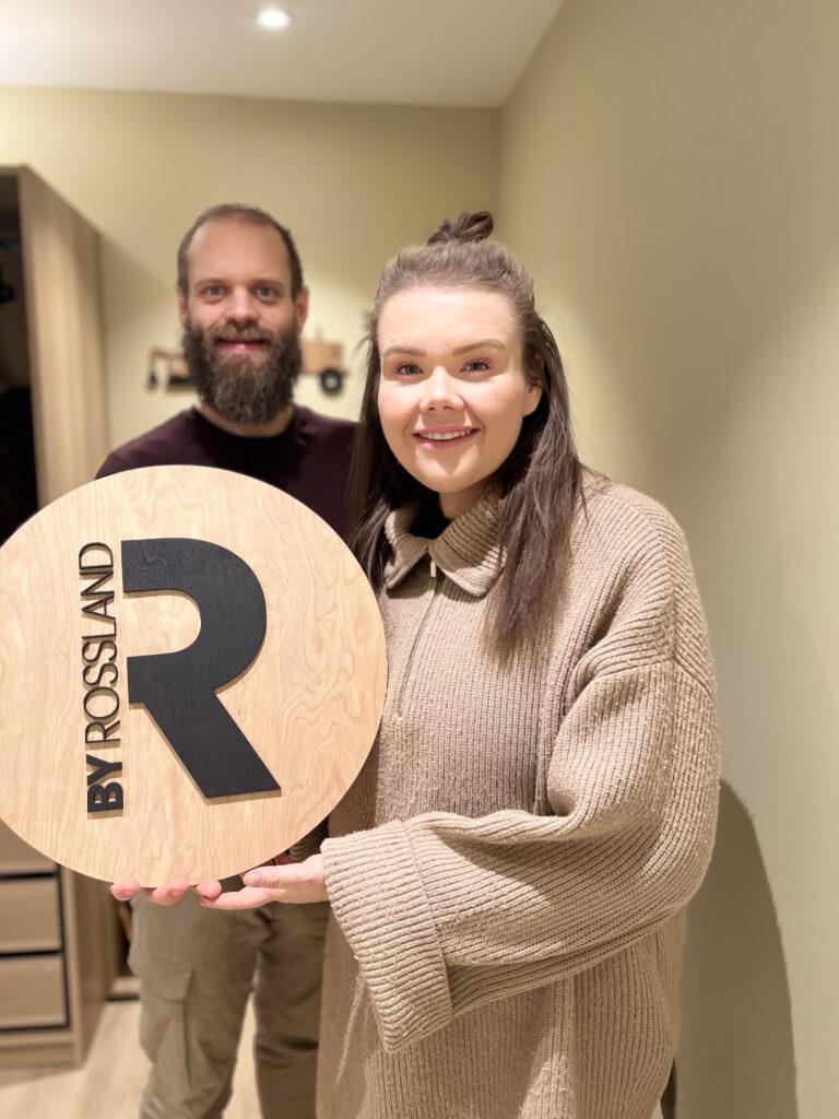 Christina og Fredrik fra ByRossland – håndlager personlige navneskilt og barneromsdekoor hjemme i Bergen