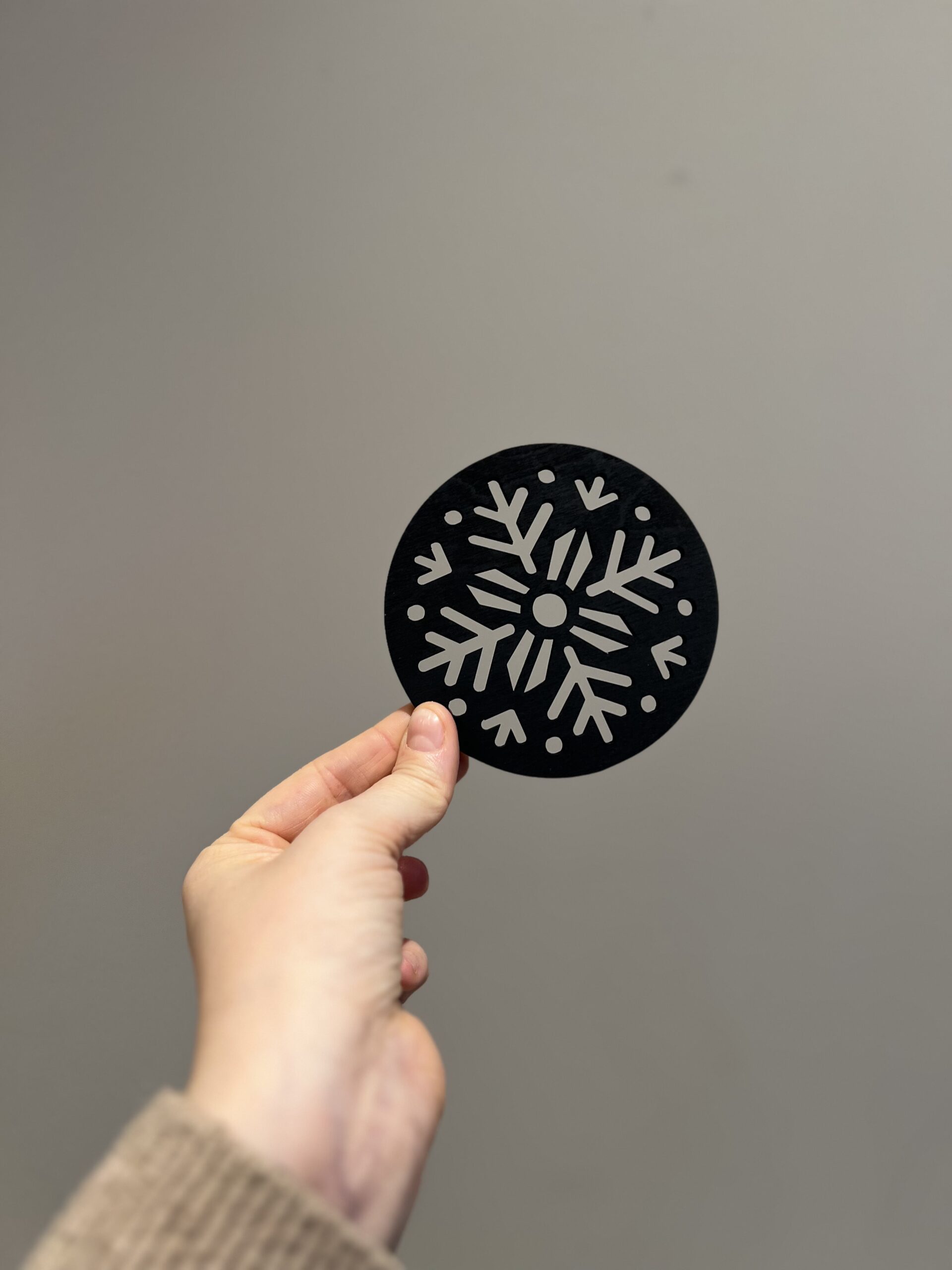 Bilde av den matte sorte baksiden på snøflak drikkeunderlag, design 1 av 2.