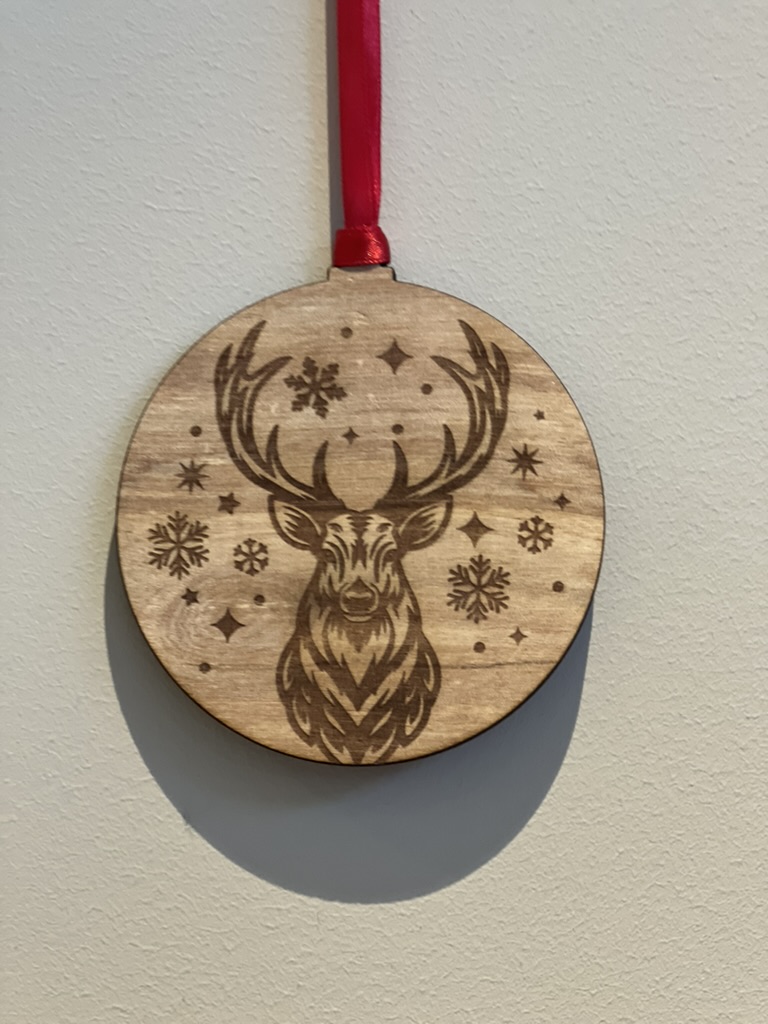 En reinsdyr julekule laget i bjørkfiner av ByRossland.