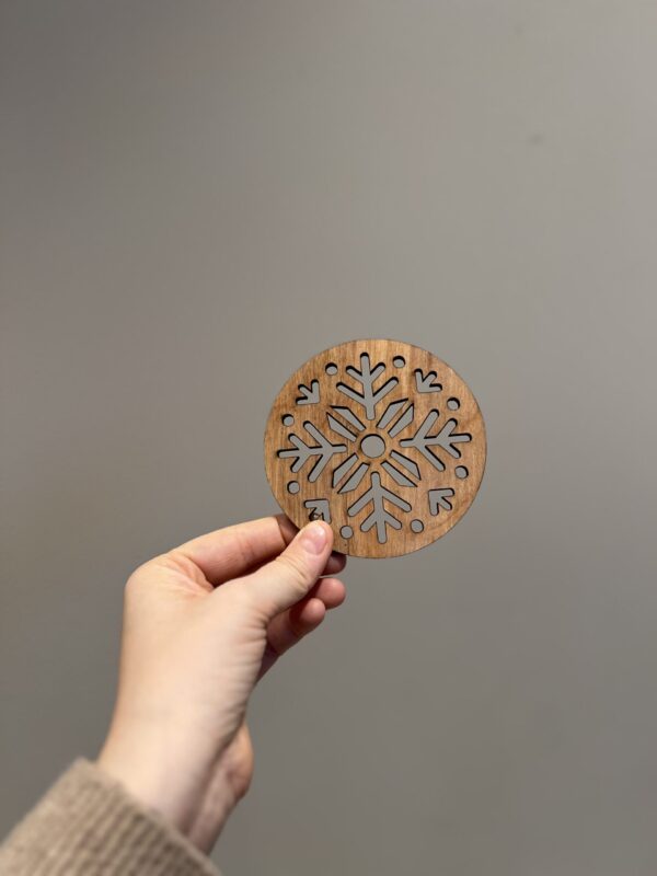 Bilde av den klare forsiden på snøflak drikkeunderlag, design 1 av 2.