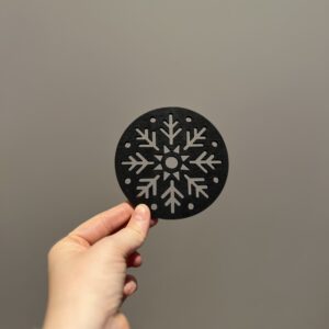 Bilde av den sorte baksiden på snøflak drikkeunderlag, design 2 av 2.