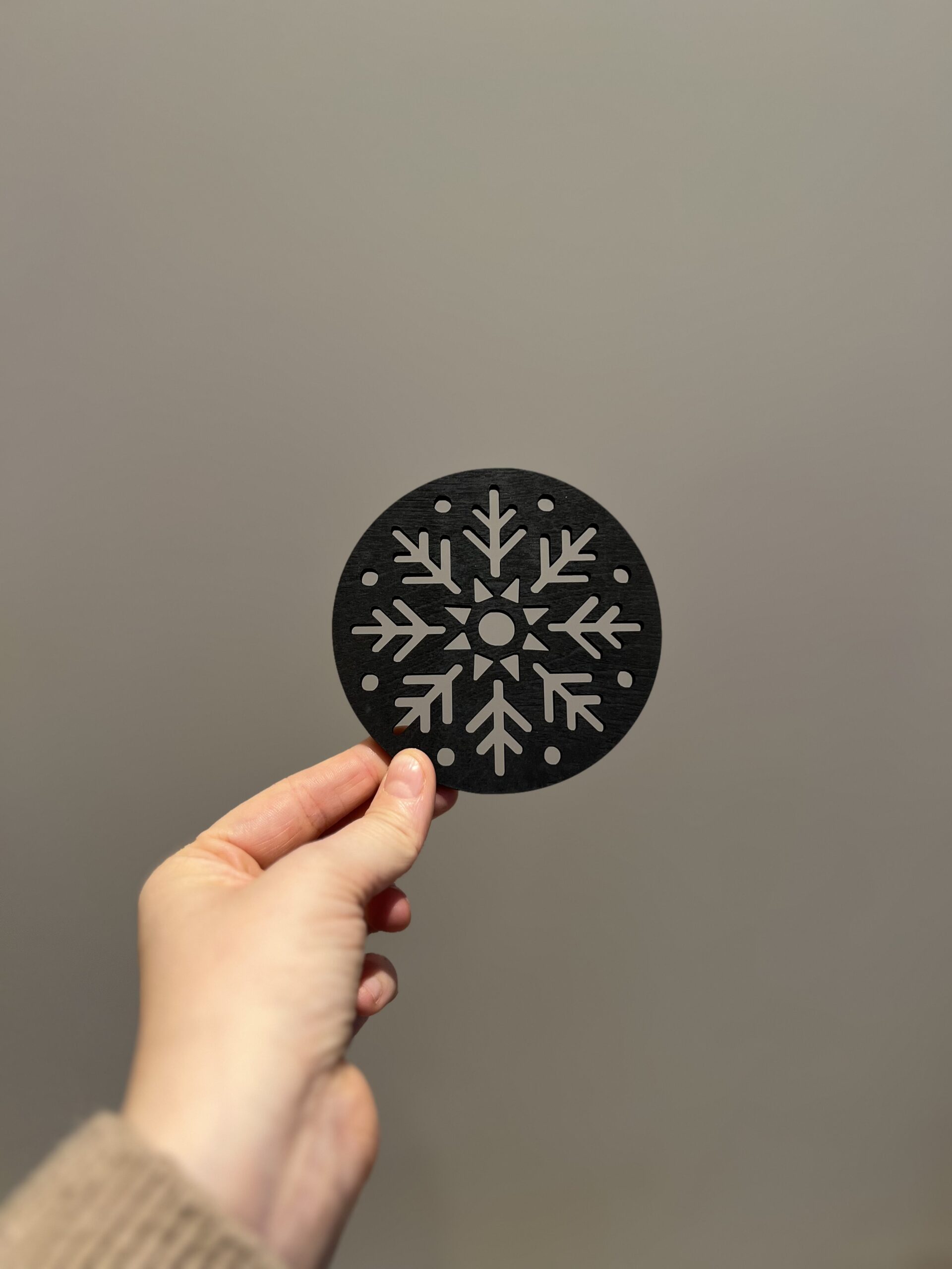 Bilde av den sorte baksiden på snøflak drikkeunderlag, design 2 av 2.