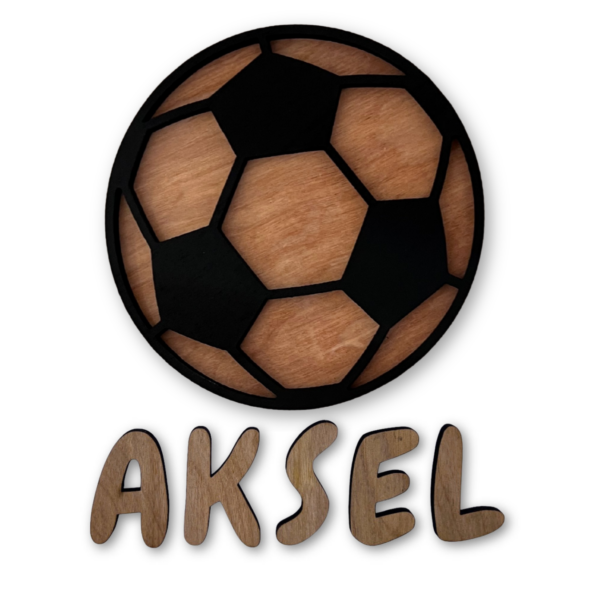 Et personlig håndlaget navneskilt med en fotball laget av bjørkfiner med sorte detaljer.
