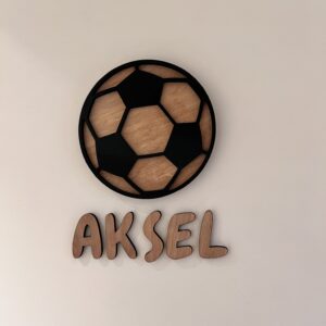Et personlig navneskilt med fotball som er håndlaget i Bergen av ByRossland.