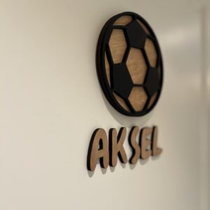 Et personlig navneskilt med fotball som er håndlaget i Bergen av ByRossland.