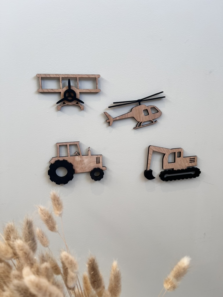 En kolleksjon med håndlagde veggfigurer som helikopter, fly, traktor og gravemaskin som passer utmerket inn på barnerommet som dekorasjon.