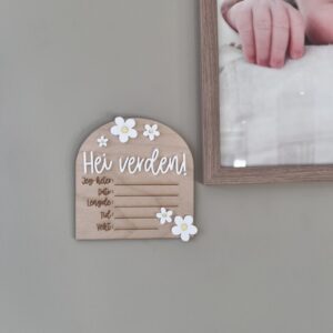 Fødselsskilt i tre med dekorative hvite og babygule blomster, lasergravert med plass til babyens navn, vekt, lengde, dato og tid – personlig minneplakett og babygave.