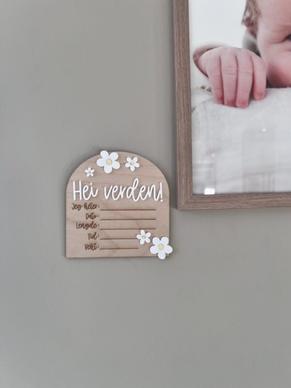 Fødselsskilt i tre med dekorative hvite og babygule blomster, lasergravert med plass til babyens navn, vekt, lengde, dato og tid – personlig minneplakett og babygave.