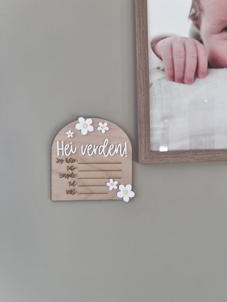 Fødselsskilt i tre med dekorative hvite og babygule blomster, lasergravert med plass til babyens navn, vekt, lengde, dato og tid – personlig minneplakett og babygave.