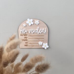 Fødselsskilt i tre med dekorative hvite og babygule blomster, lasergravert med plass til babyens navn, vekt, lengde, dato og tid – personlig minneplakett og babygave.