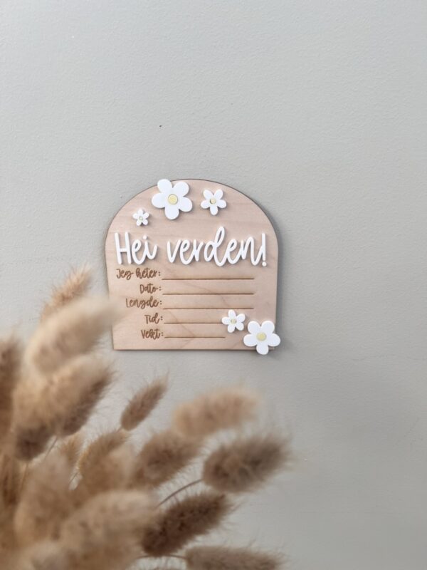 Fødselsskilt i tre med dekorative hvite og babygule blomster, lasergravert med plass til babyens navn, vekt, lengde, dato og tid – personlig minneplakett og babygave.
