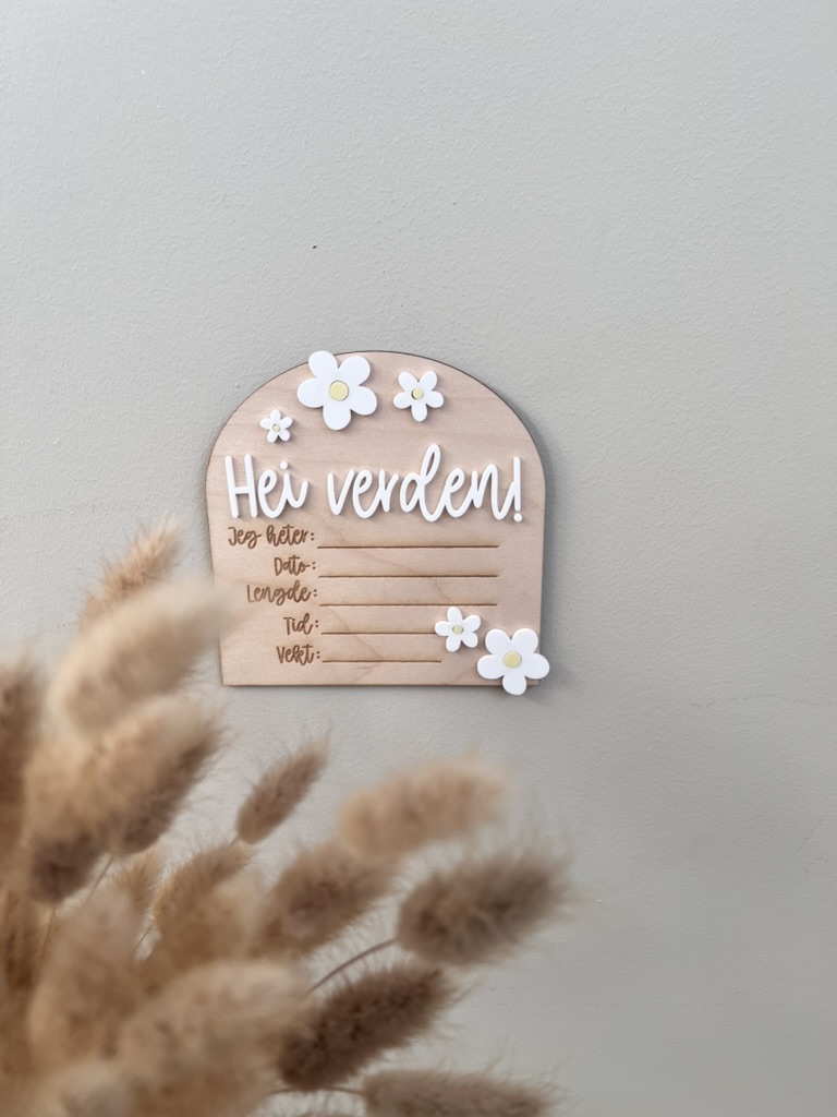 Fødselsskilt i tre med dekorative hvite og babygule blomster, lasergravert med plass til babyens navn, vekt, lengde, dato og tid – personlig minneplakett og babygave.
