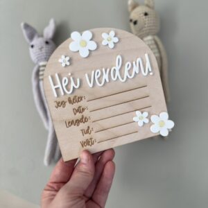 Fødselsskilt i tre med dekorative hvite og babygule blomster, lasergravert med plass til babyens navn, vekt, lengde, dato og tid – personlig minneplakett og babygave.