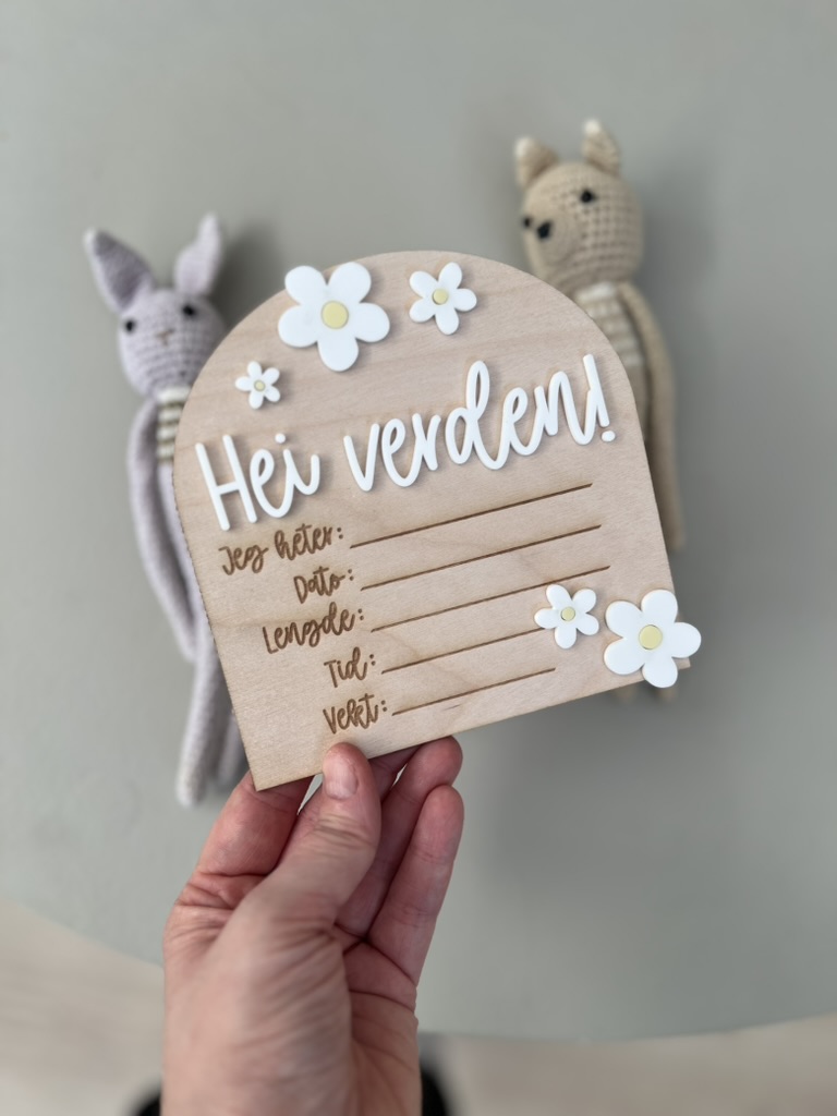 Fødselsskilt i tre med dekorative hvite og babygule blomster, lasergravert med plass til babyens navn, vekt, lengde, dato og tid – personlig minneplakett og babygave.