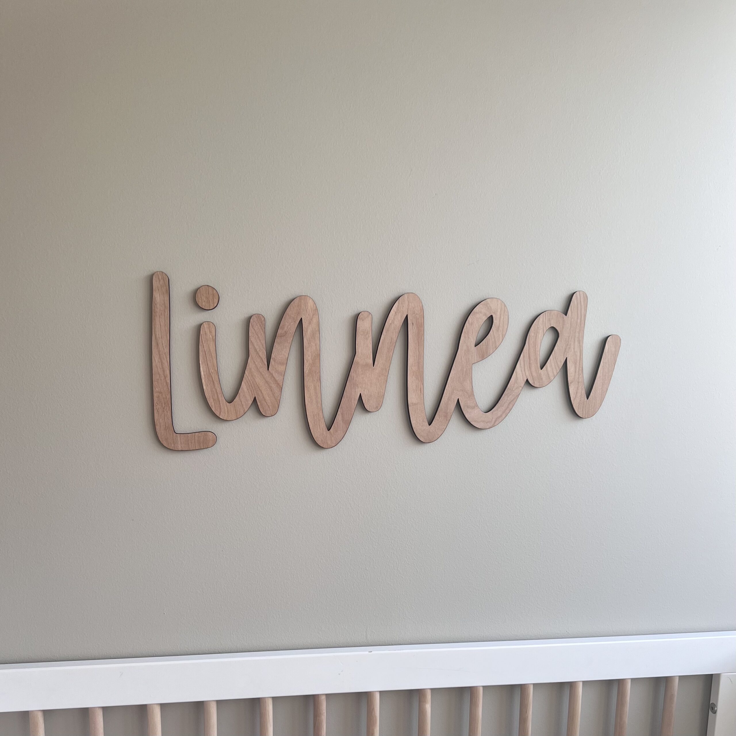 Et personlig navneskilt i leken font er perfekt til barnerommet, lekerommet eller rundt omkring i huset til dekor.