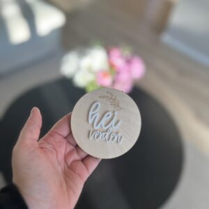 Milepælskort til baby – 13 kort i bjørkefiner med dekorativ gren, perfekt til babyfotografering og minner fra første år.
