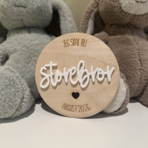 Milepælskort i tre med teksten «jeg skal bli storebror» med personlig dato – perfekt for å dele gravidnyheten.