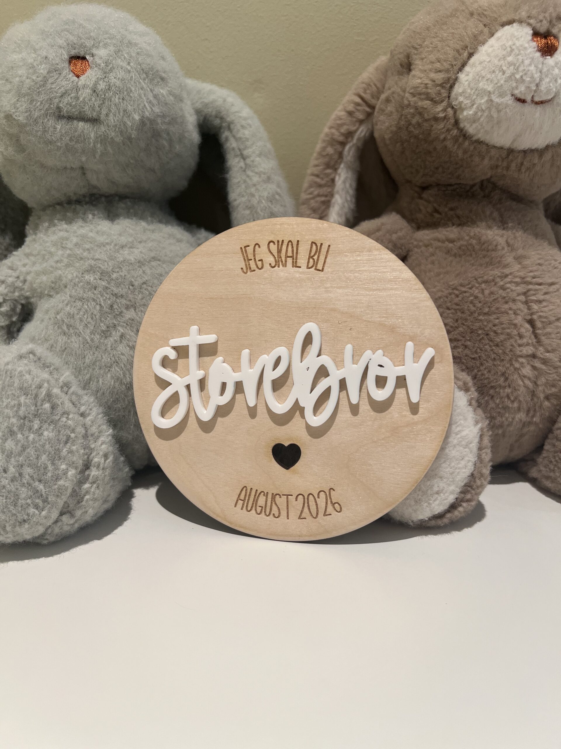 Milepælskort i tre med teksten «jeg skal bli storebror» med personlig dato – perfekt for å dele gravidnyheten.