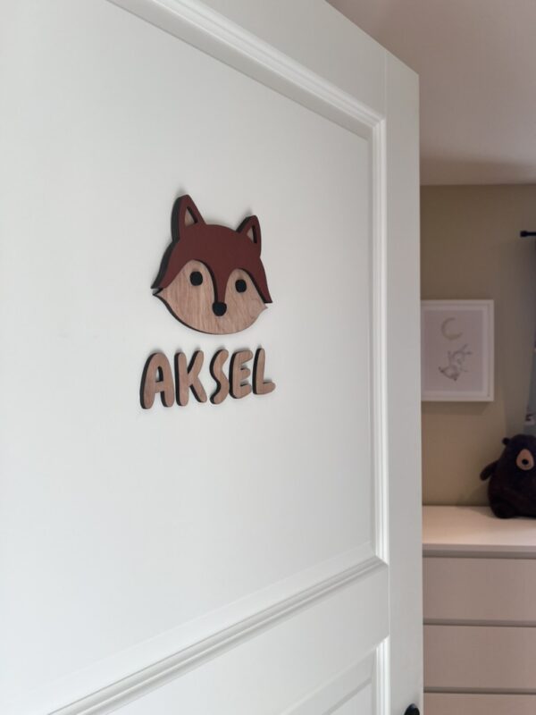 Et personlig navneskilt med rev er den perfekte gaven til en dåp - håndlaget i Bergen av ByRossland.
