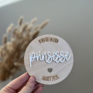 Et milepælskort med teksten "vi venter en liten prinsesse" med ønsket dato og år, en superfin måte å dele nyheten med venner og familie.