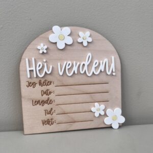 Fødselsskilt i tre med dekorative hvite og babygule blomster, lasergravert med plass til babyens navn, vekt, lengde, dato og tid – personlig minneplakett og babygave.