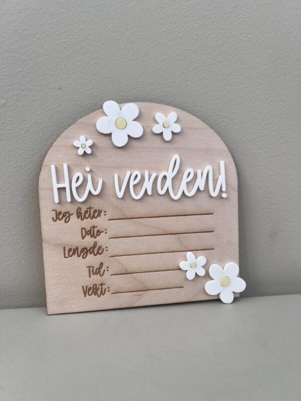 Fødselsskilt i tre med dekorative hvite og babygule blomster, lasergravert med plass til babyens navn, vekt, lengde, dato og tid – personlig minneplakett og babygave.