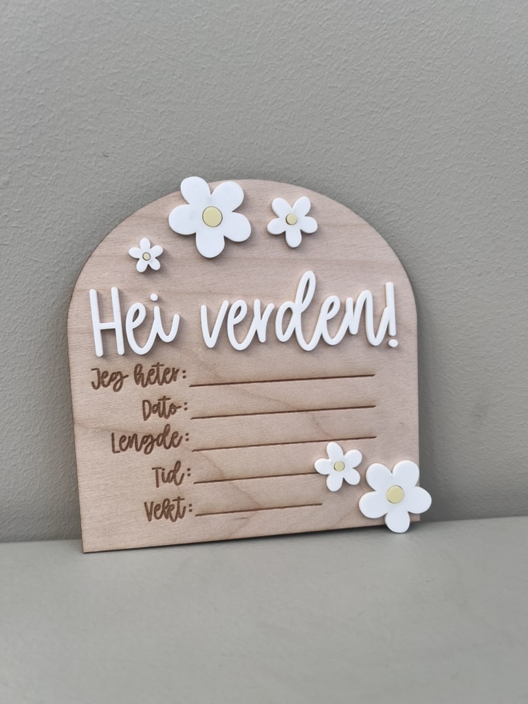 Fødselsskilt i tre med dekorative hvite og babygule blomster, lasergravert med plass til babyens navn, vekt, lengde, dato og tid – personlig minneplakett og babygave.