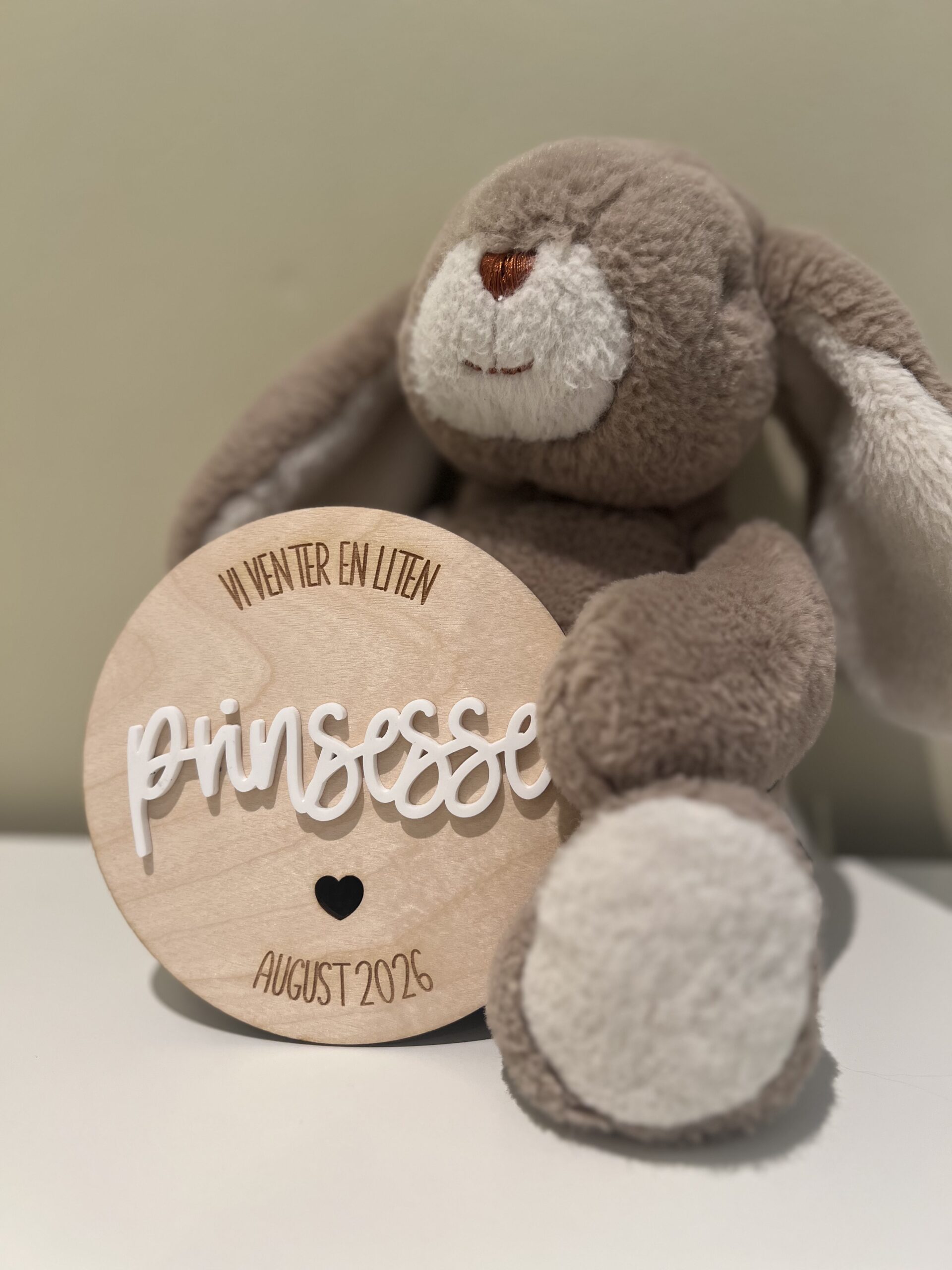 Milepælskort i tre med teksten «vi venter en liten prinsesse» og personlig dato – perfekt for å dele gravidnyheten.