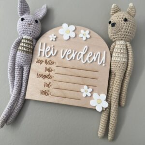 Fødselsskilt i tre med dekorative hvite og babygule blomster, lasergravert med plass til babyens navn, vekt, lengde, dato og tid – personlig minneplakett og babygave.
