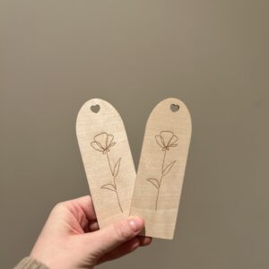 Baksiden av bokmerker med lasergravert blomst.