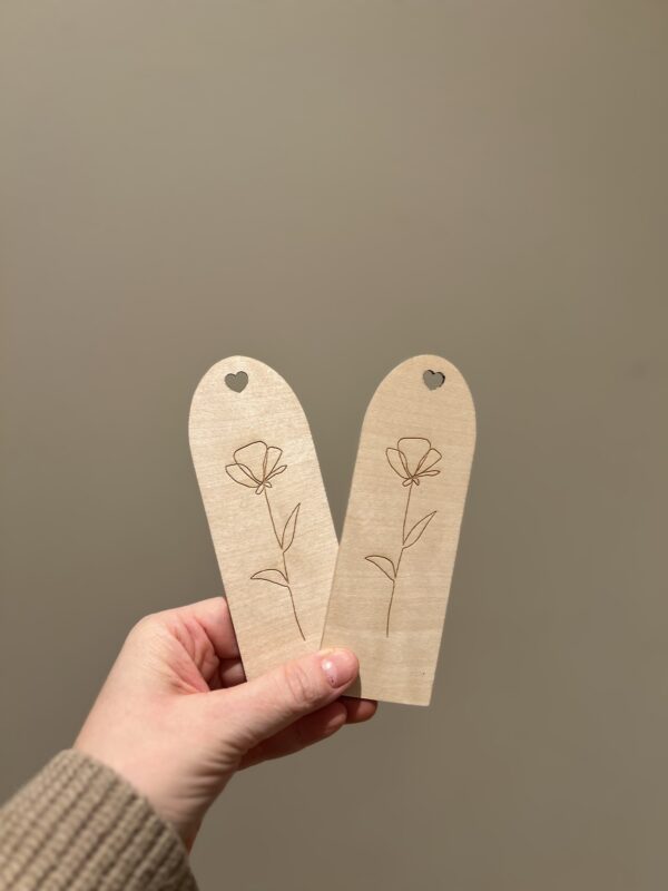 Baksiden av bokmerker med lasergravert blomst.