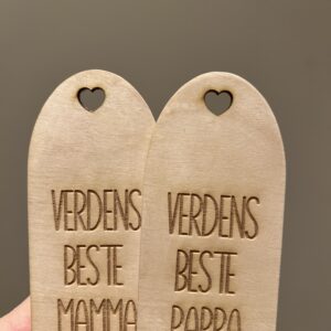 Detaljer av håndlagde bokmerker med teksten "Verdens beste mamma" og "Verdens beste pappa".