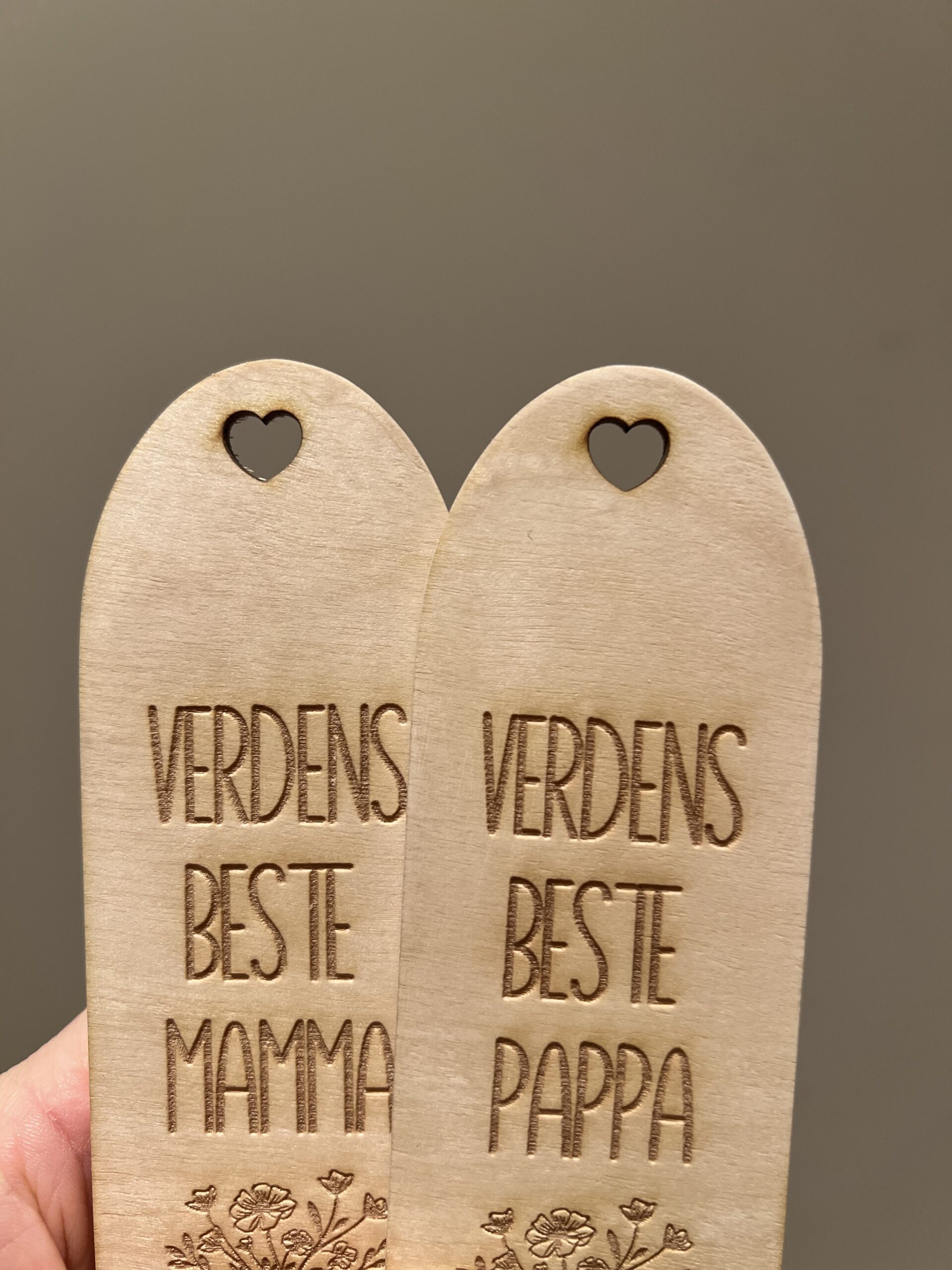 Detaljer av håndlagde bokmerker med teksten "Verdens beste mamma" og "Verdens beste pappa".