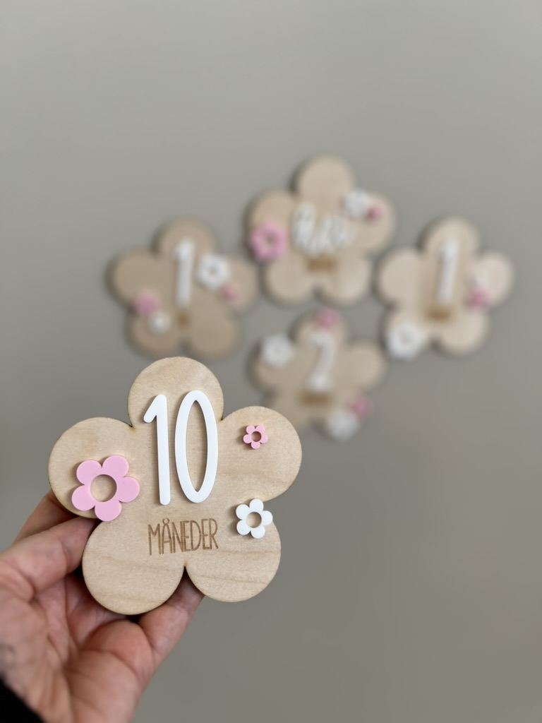 Håndlagde milepælskort i bjørkfiner med søte blomsterdetaljer som er perfekt til å ta bilder med baby første leveår.