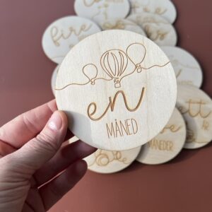 Milepælskort som babyshower gave - håndlaget i bjørkfiner av ByRossland