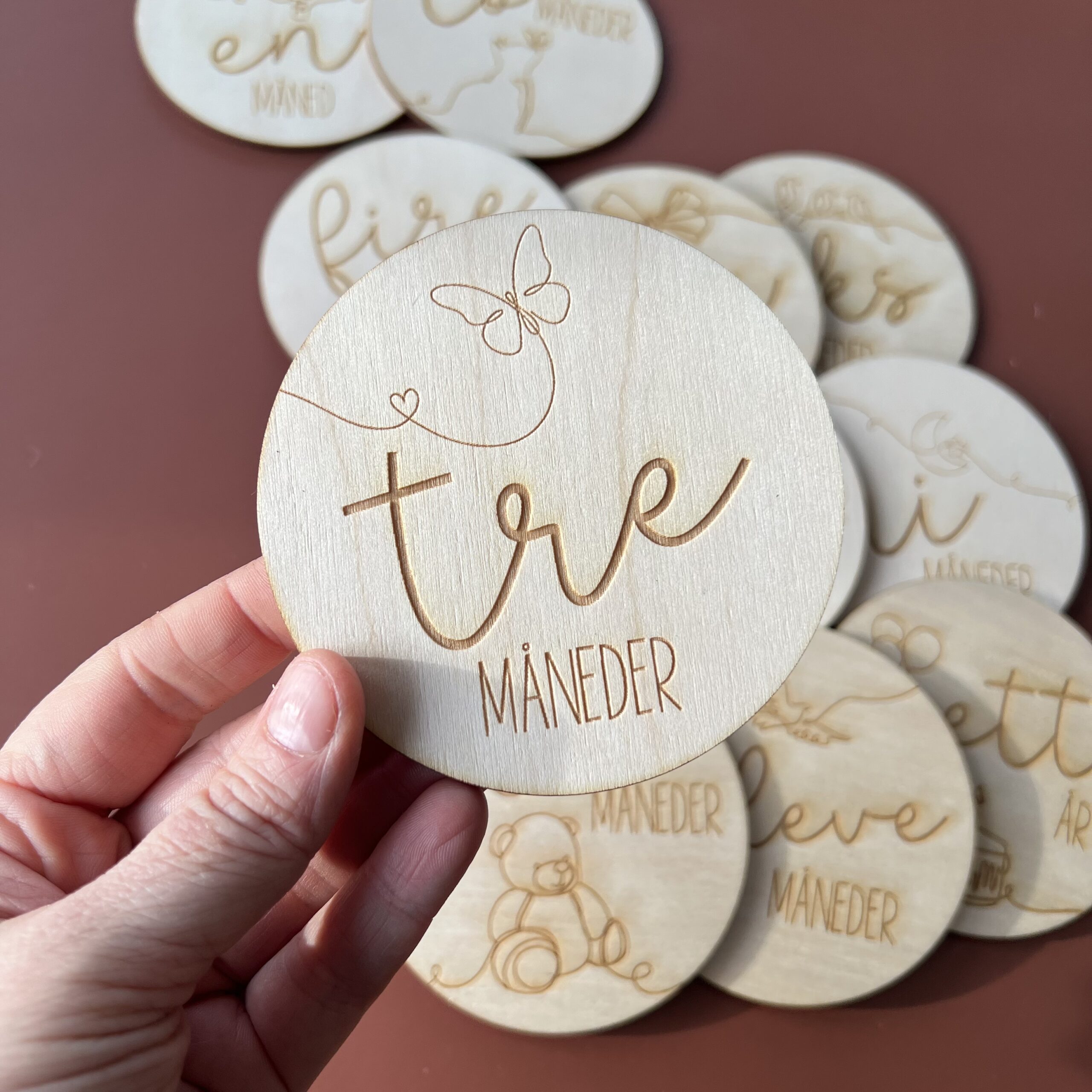 En closeup av en av milepælskortene - her ser du "tre måneder" sammen med en lasergravert sommerfugl.