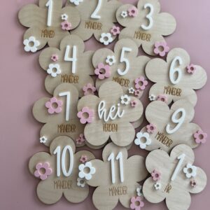 Blomsterformede milepælskort i tre med norsk tekst som er perfekt til babyens første år.