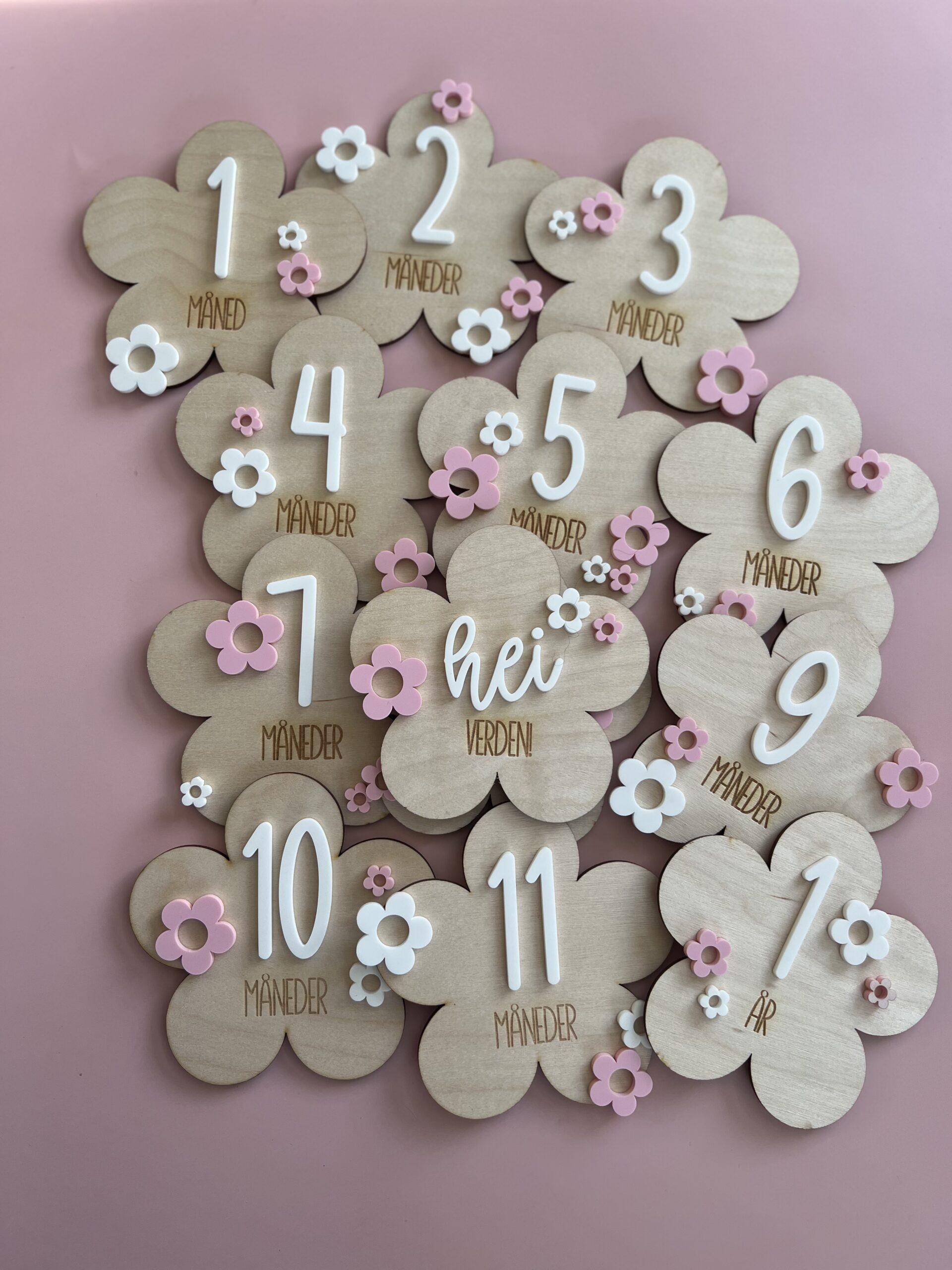 Blomsterformede milepælskort i tre med norsk tekst som er perfekt til babyens første år.