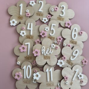 Blomsterformede milepælskort i tre med norsk tekst som er perfekt til babyens første år.