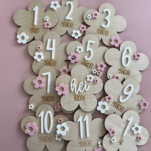 Blomsterformede milepælskort i tre med norsk tekst som er perfekt til babyens første år.