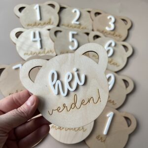 Bamseformede milepælskort i tre med norsk tekst som er perfekt til babyens første år!