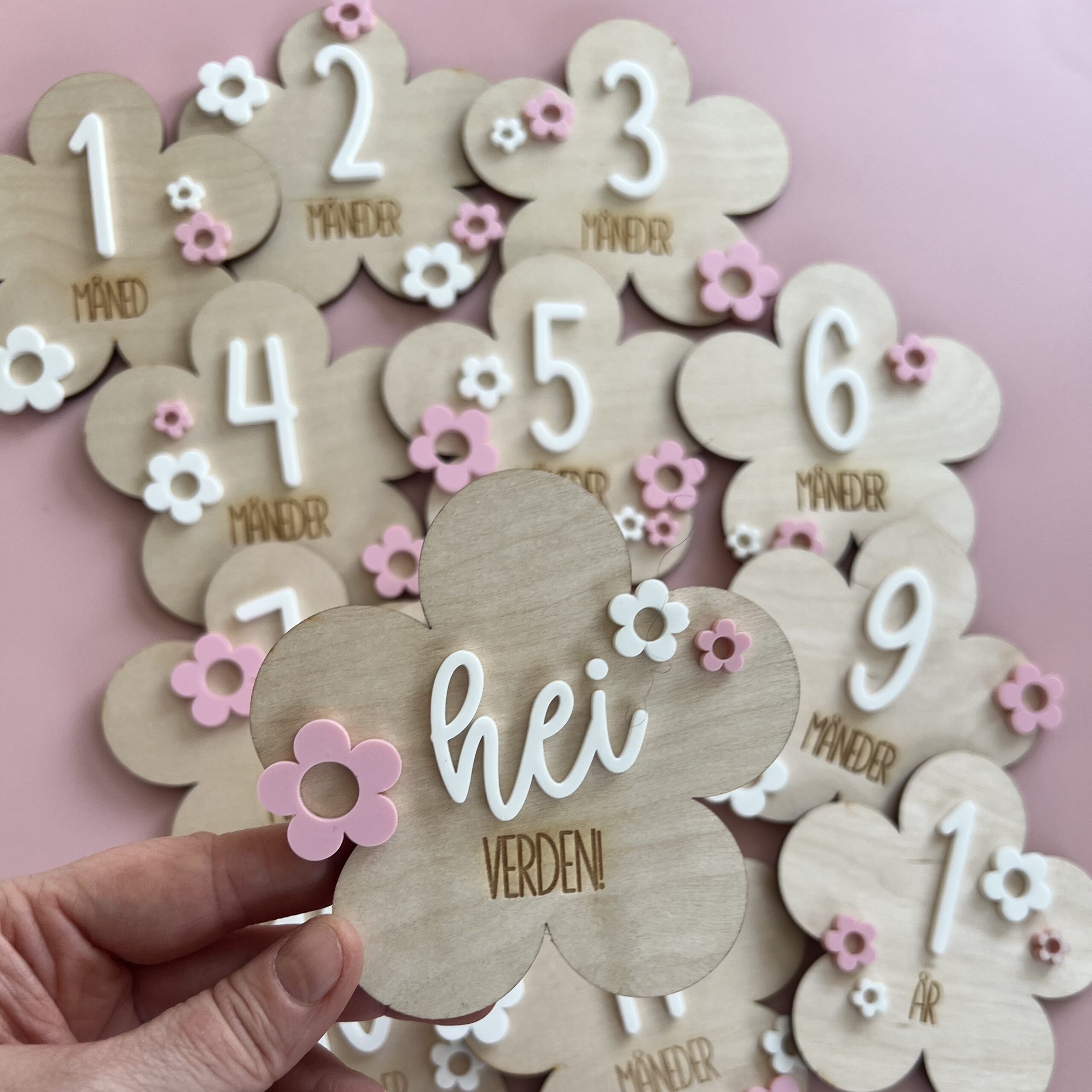 Blomsterformede milepælskort i tre med norsk tekst – perfekt til babyens første år. Også en super gaveide til babyshower, barselsgave eller til dåp og navnefest.
