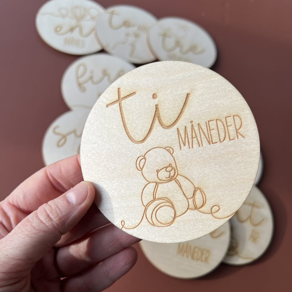 En closeup av en av milepælskortene - her ser du "ti måneder" sammen med en lasergravert bamse.
